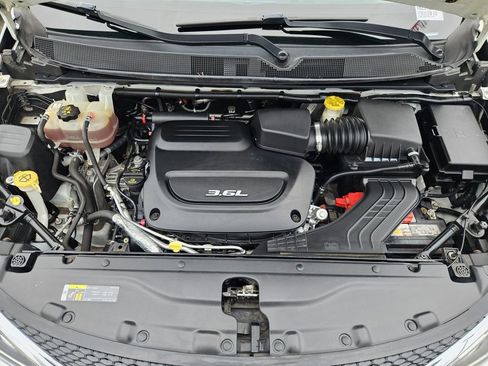 Used 2018 Chrysler Pacifica Touring-L image 35