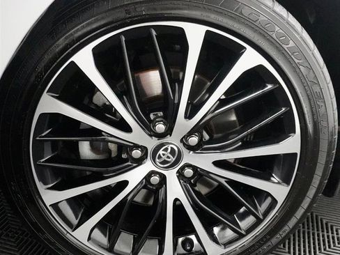 Used 2018 Toyota Camry SE image 3