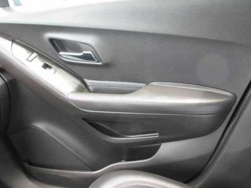 Used 2019 Chevrolet Trax LT w/ LT Convenience Package FWD image 30