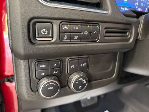 Used 2022 Chevrolet Suburban LT w/ Luxury Package AWD/4WD image 11
