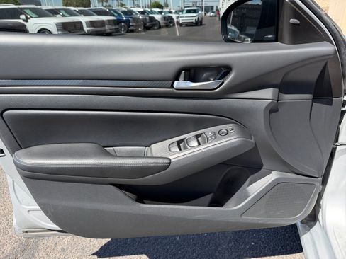 Used 2024 Nissan Altima 2.5 SV image 12