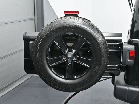 Used 2022 Jeep Wrangler Unlimited Sahara image 32