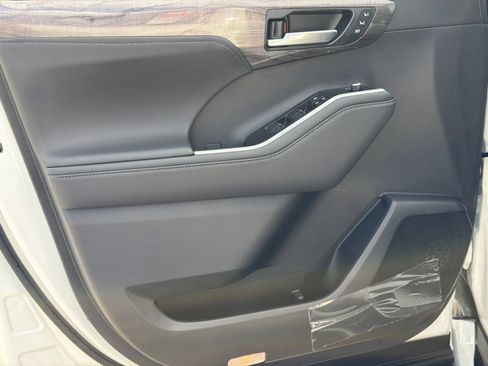 New 2026 Toyota Highlander AWD image 16