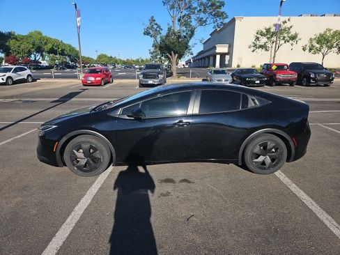 Used 2023 Toyota Prius LE FWD image 4