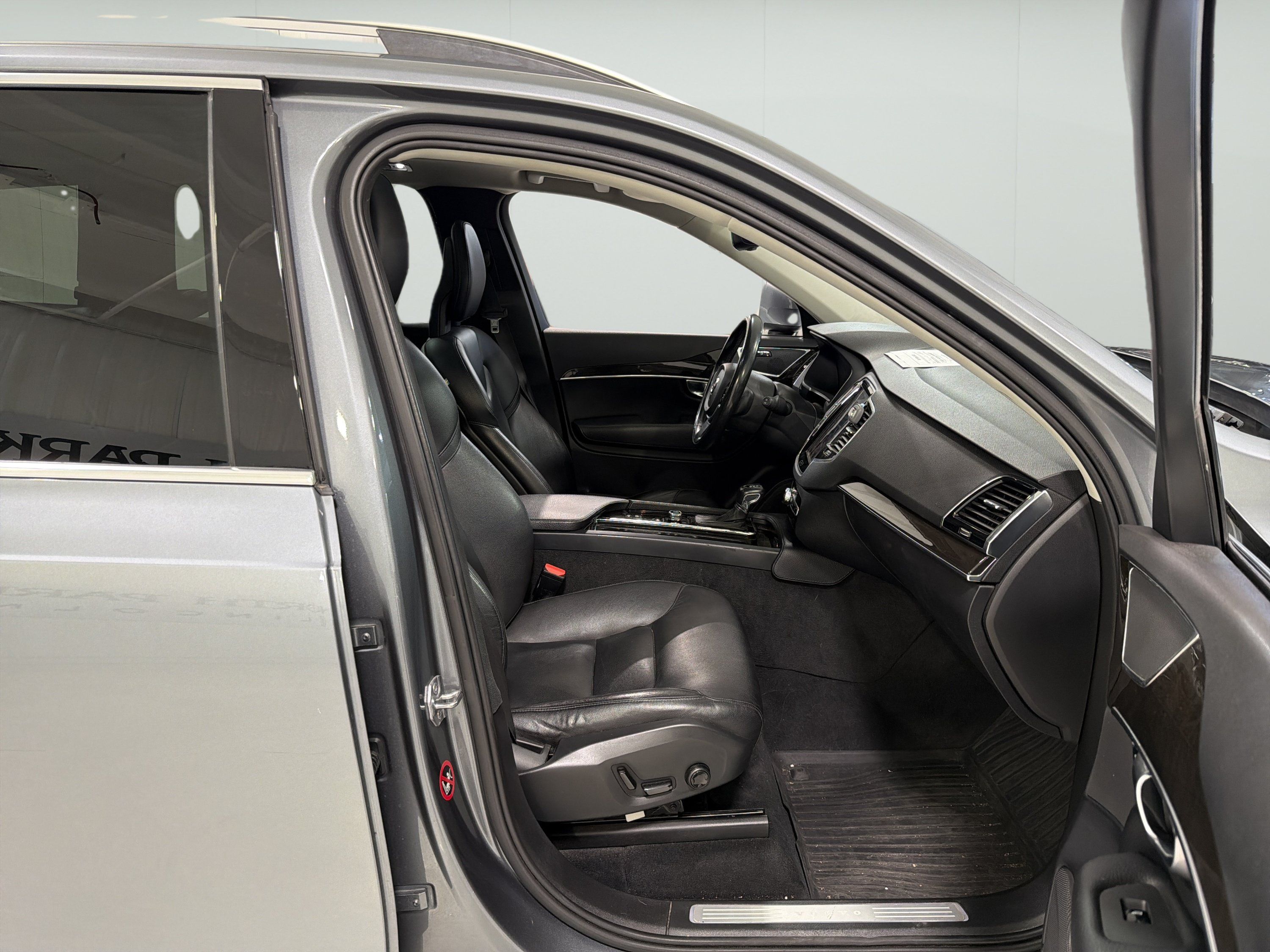 Used 2018 Volvo XC90 T5 Momentum w/ Convenience Package AWD/4WD image 14