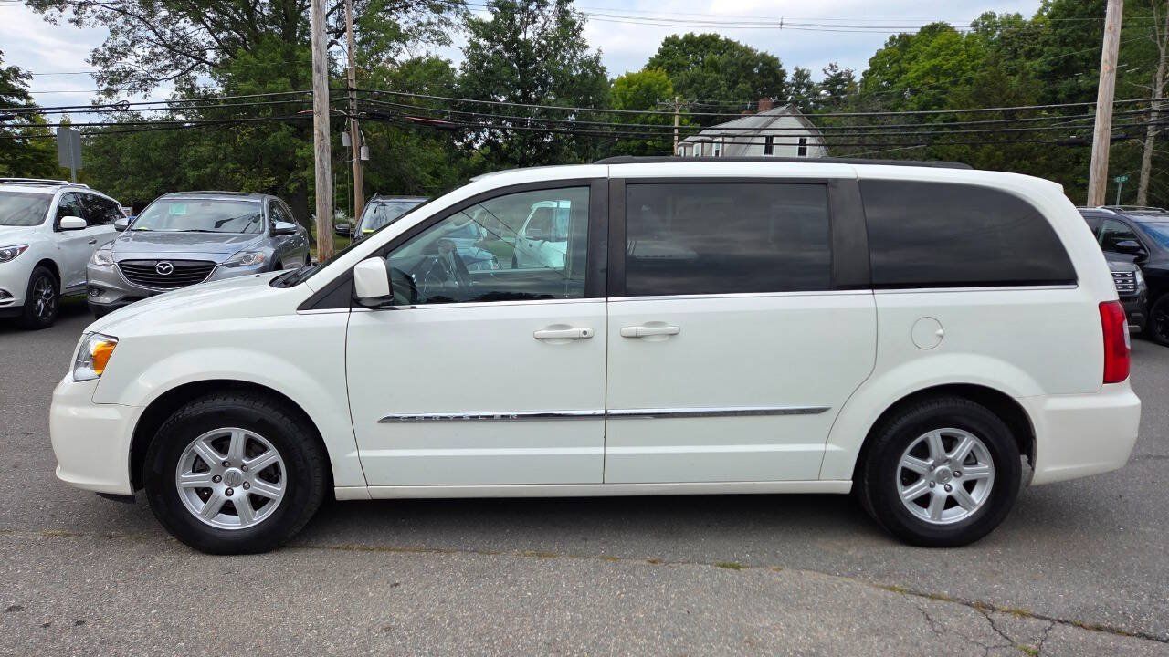 Used 2011 Chrysler Town & Country Touring FWD image 8