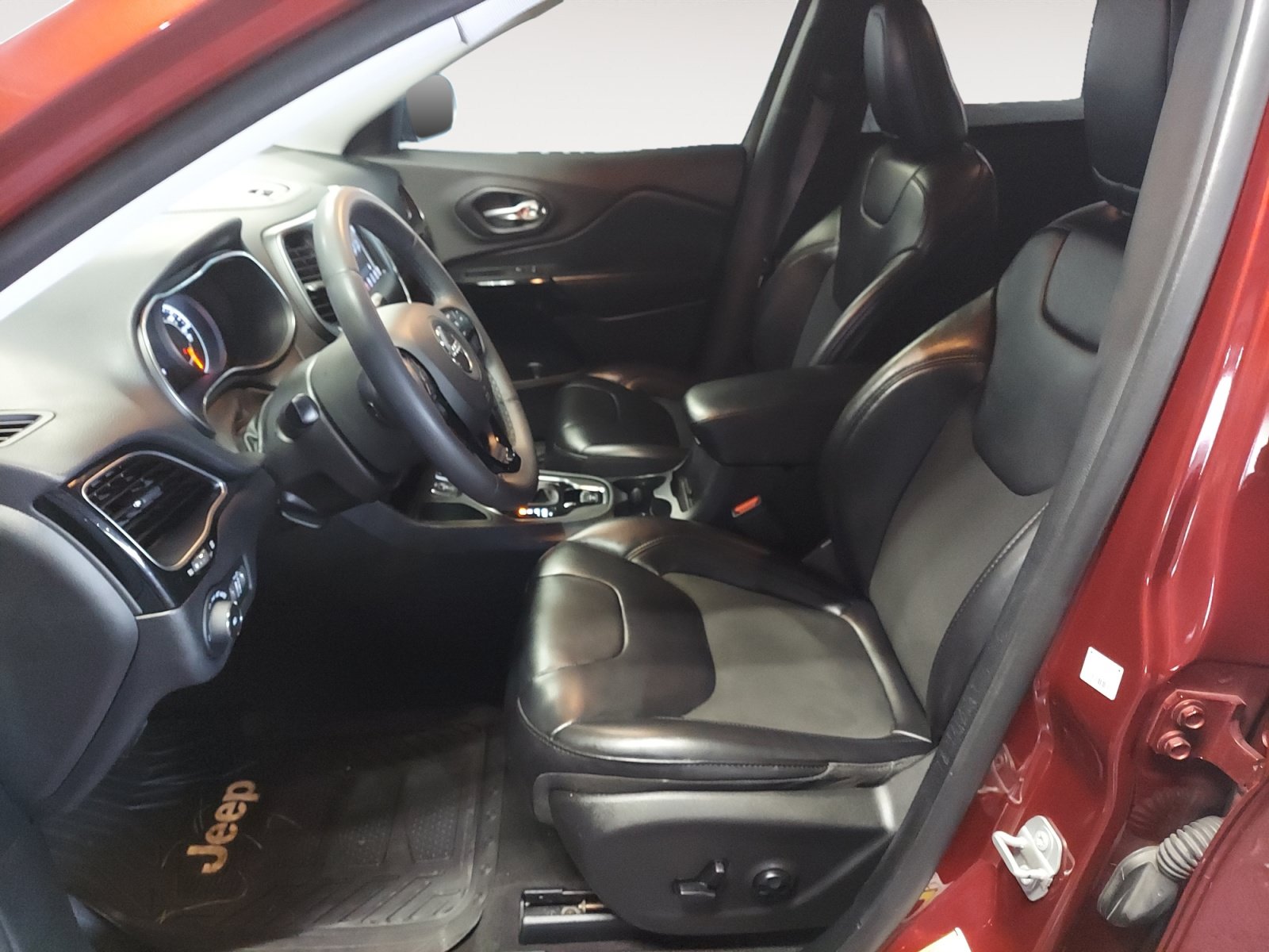 Used 2020 Jeep Cherokee Latitude Plus FWD image 23