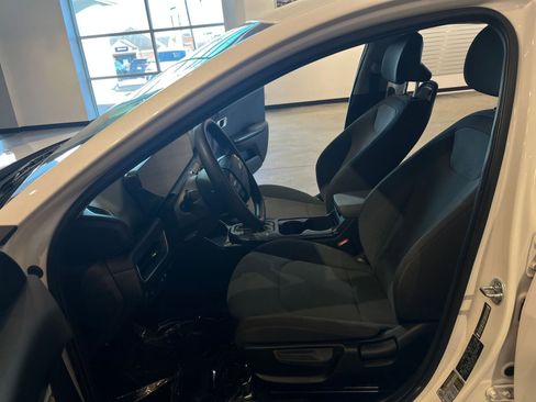 Used 2025 Kia K4 LXS image 27