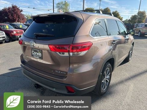 Used 2017 Toyota Highlander XLE w/ Carpet Mat Package AWD/4WD image 5