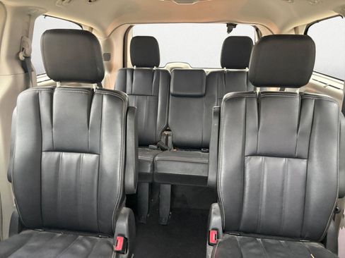 Used 2015 Chrysler Town & Country Touring w/ Driver Convenience Group image 13