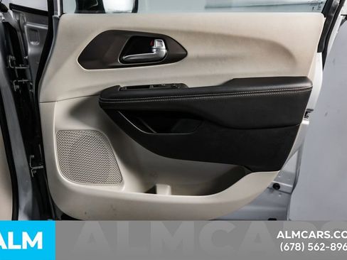 Used 2024 Chrysler Pacifica Touring-L image 41