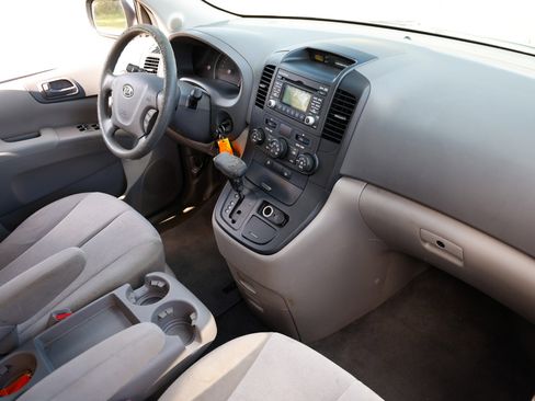 Used 2012 Kia Sedona LX image 16