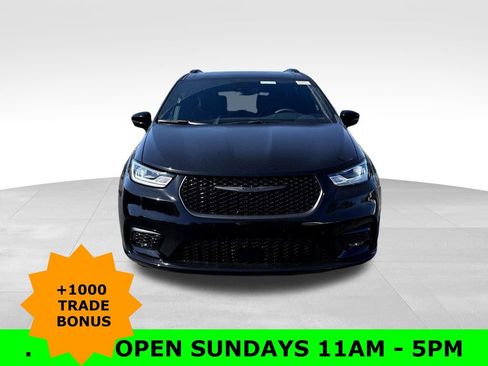 New 2026 Chrysler Pacifica Limited w/ Uconnect Theater Family Group image 2