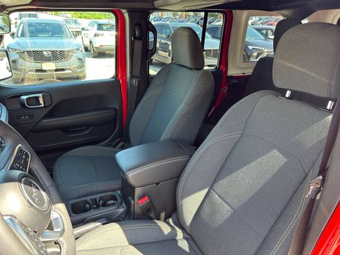 Used 2025 Jeep Wrangler Unlimited Sahara AWD/4WD image 31