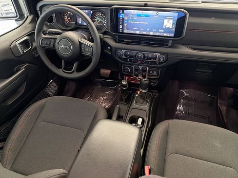 Used 2025 Jeep Wrangler Unlimited Rubicon AWD/4WD image 12