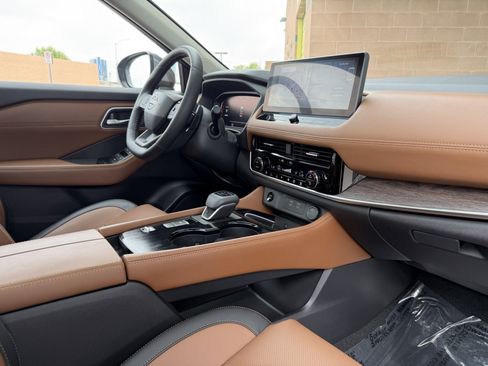 Used 2025 Nissan Rogue Platinum w/ Platinum Premium Package FWD image 44