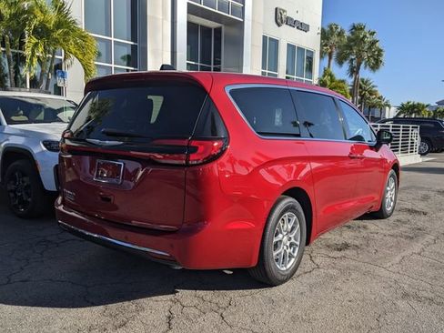 New 2026 Chrysler Pacifica Select image 4