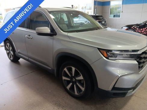 Used 2023 Honda Pilot Touring image 2