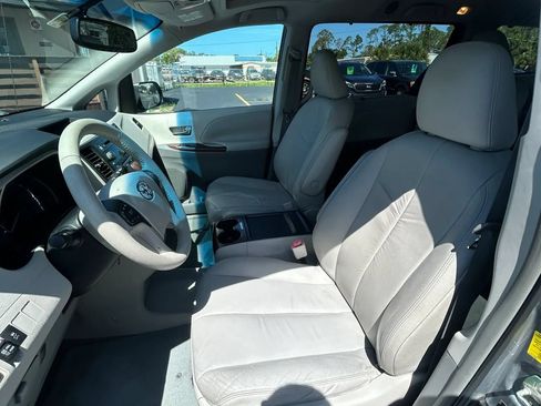 Used 2011 Toyota Sienna XLE FWD image 28