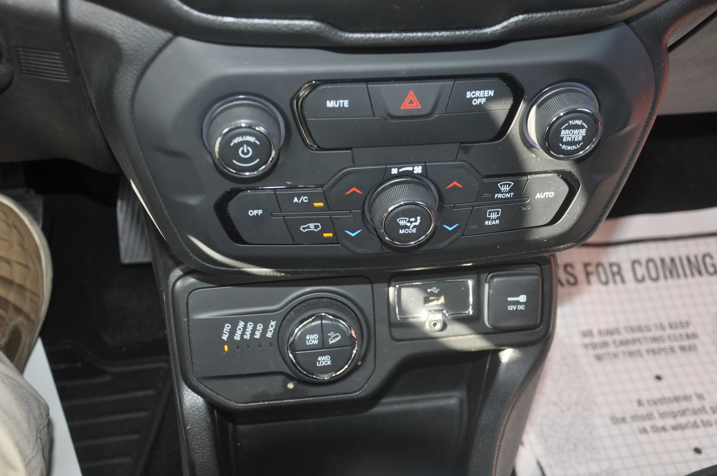 Used 2018 Jeep Renegade Trailhawk w/ Popular Equipment Group AWD/4WD image 39