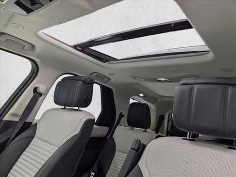 Used 2025 Land Rover Discovery Metropolitan Edition image 23