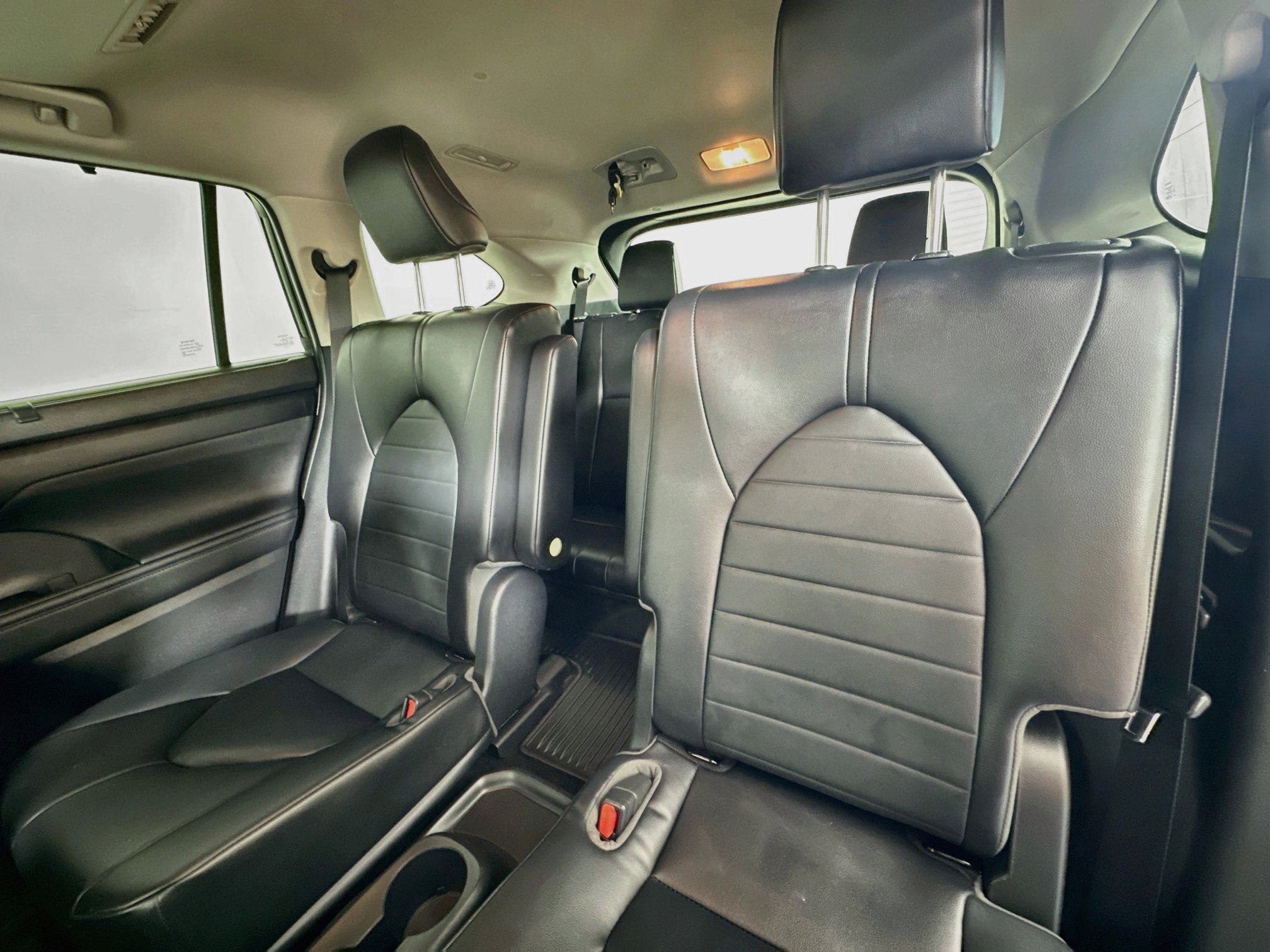 Used 2023 Toyota Highlander XLE AWD/4WD image 23