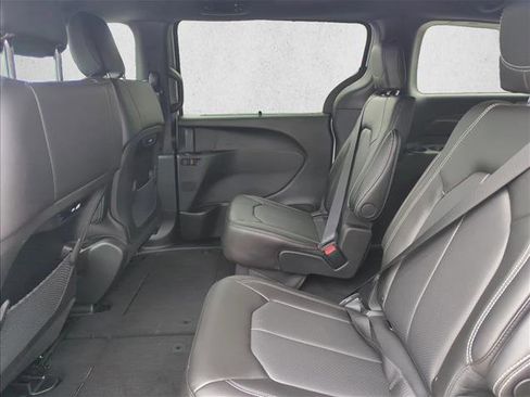 New 2026 Chrysler Pacifica Select image 16