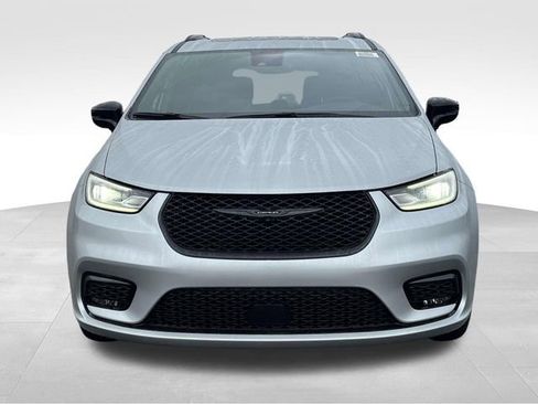 New 2026 Chrysler Pacifica Limited image 2