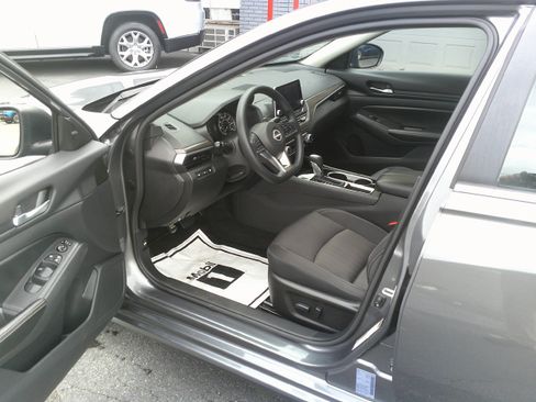 Used 2024 Nissan Altima 2.5 SV FWD image 17