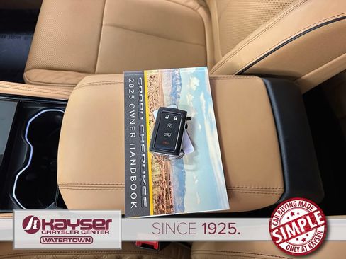 Used 2025 Jeep Grand Cherokee Summit AWD/4WD image 47