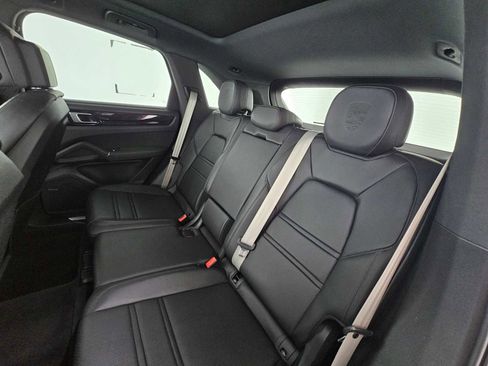 Used 2022 Porsche Cayenne Platinum Edition image 17