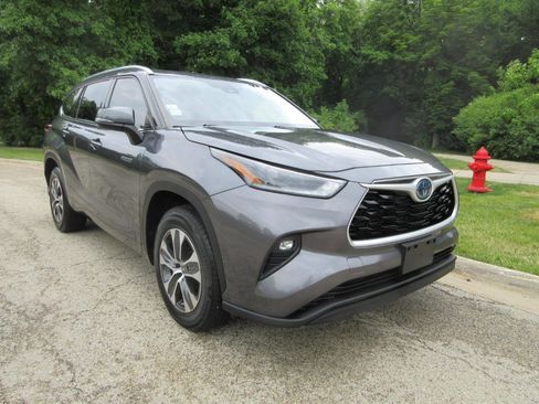 Used 2021 Toyota Highlander XLE FWD image 16