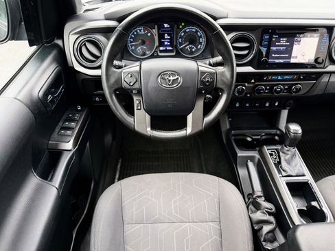 Used 2017 Toyota Tacoma TRD Off-Road image 2