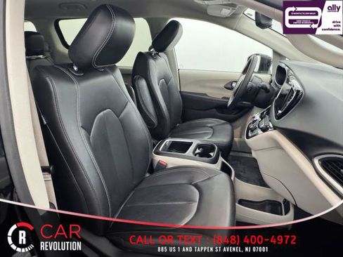 Used 2023 Chrysler Pacifica Touring-L FWD image 59