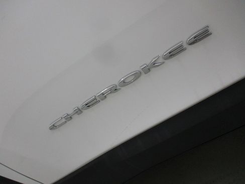 Used 2017 Jeep Cherokee Sport w/ Cold Weather Group image 4