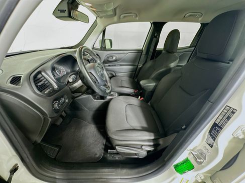 Used 2018 Jeep Renegade Altitude FWD image 13