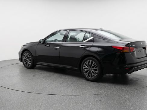 Used 2025 Nissan Altima 2.5 SV FWD image 6