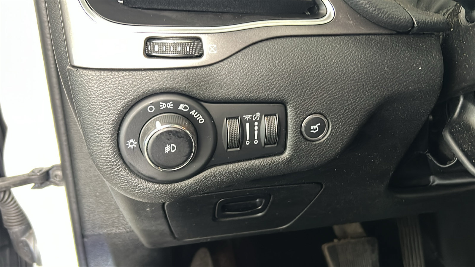 Used 2019 Jeep Cherokee Latitude Plus w/ Comfort/Convenience Group AWD/4WD image 24
