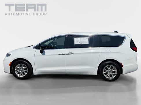 Used 2024 Chrysler Pacifica Touring-L FWD image 4