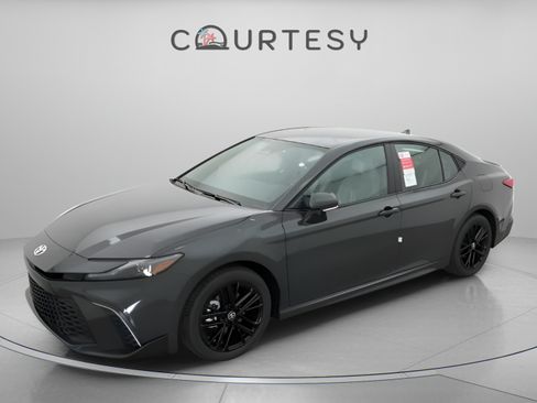 Used 2026 Toyota Camry SE FWD image 3