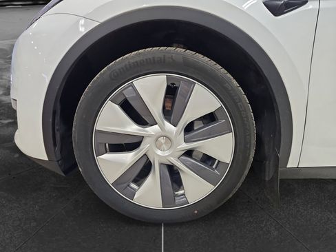 Used 2024 Tesla Model Y Long Range AWD/4WD image 28