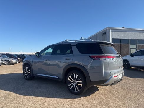 Certified 2025 Nissan Pathfinder Platinum image 15
