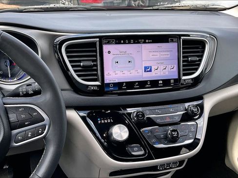 Certified 2023 Chrysler Pacifica Touring-L FWD image 9