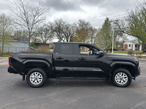 Used 2024 Toyota Tacoma SR5 AWD/4WD image 11