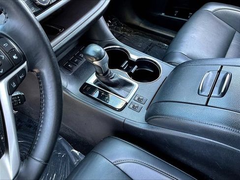 Used 2019 Toyota Highlander XLE AWD/4WD image 21