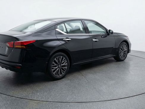 Used 2025 Nissan Altima 2.5 SV image 9