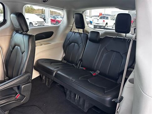 Used 2024 Chrysler Pacifica Touring-L image 11