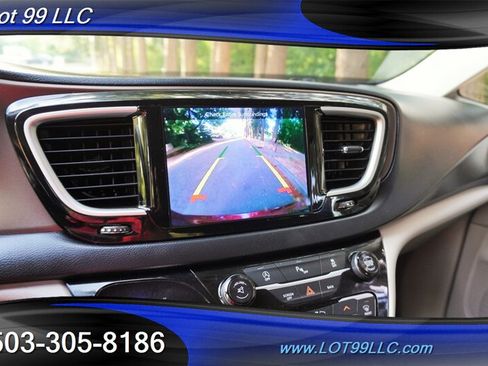 Used 2017 Chrysler Pacifica Touring-L FWD image 23