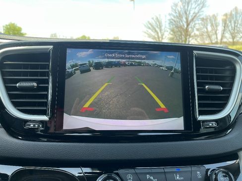 Used 2024 Chrysler Pacifica Touring-L image 45