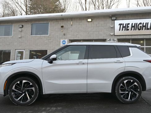Used 2024 Mitsubishi Outlander SEL image 3